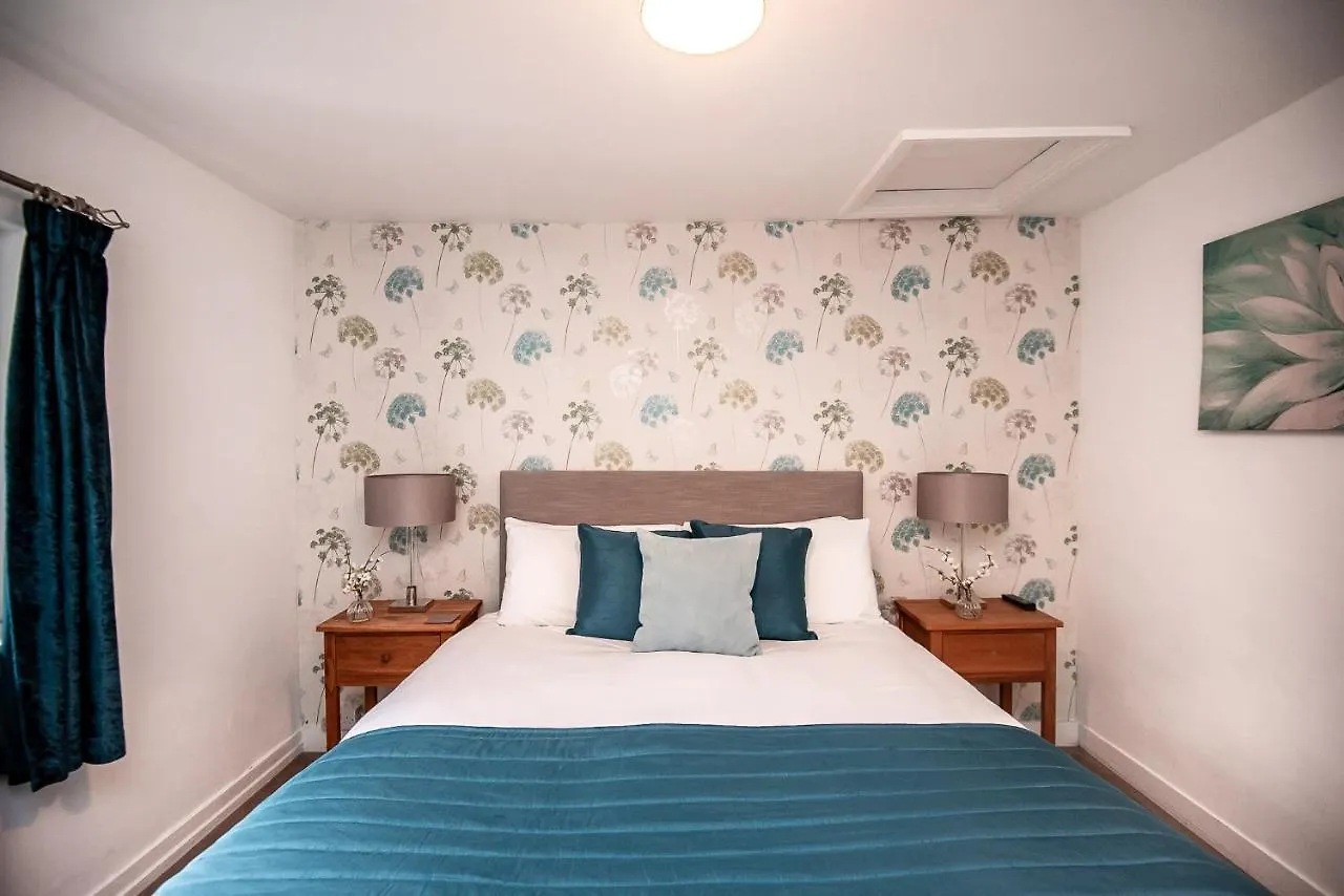 Trivelles Waterhall Country Gatwick Hotel & Airport Parking Crawley