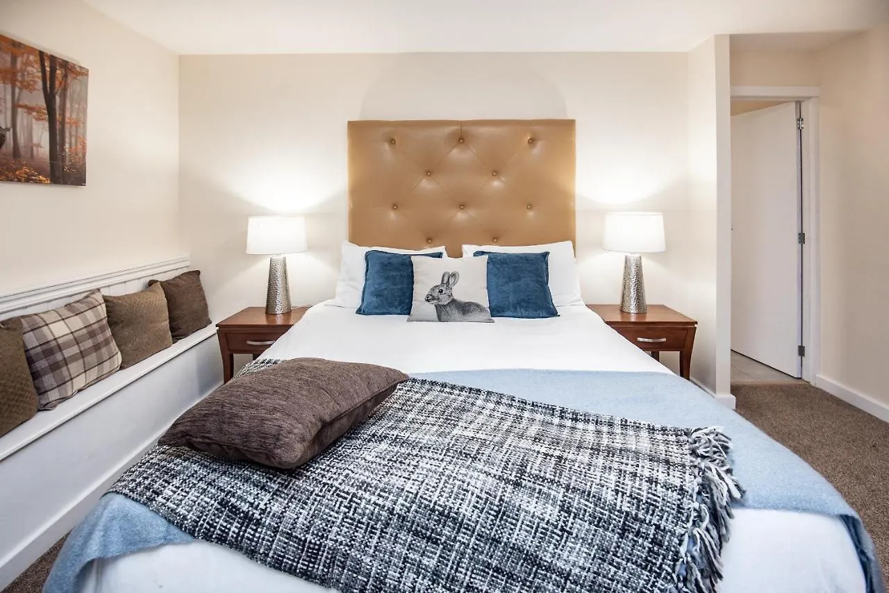 Trivelles Waterhall Country Gatwick Hotel & Airport Parking Crawley  Crawley (West Sussex)