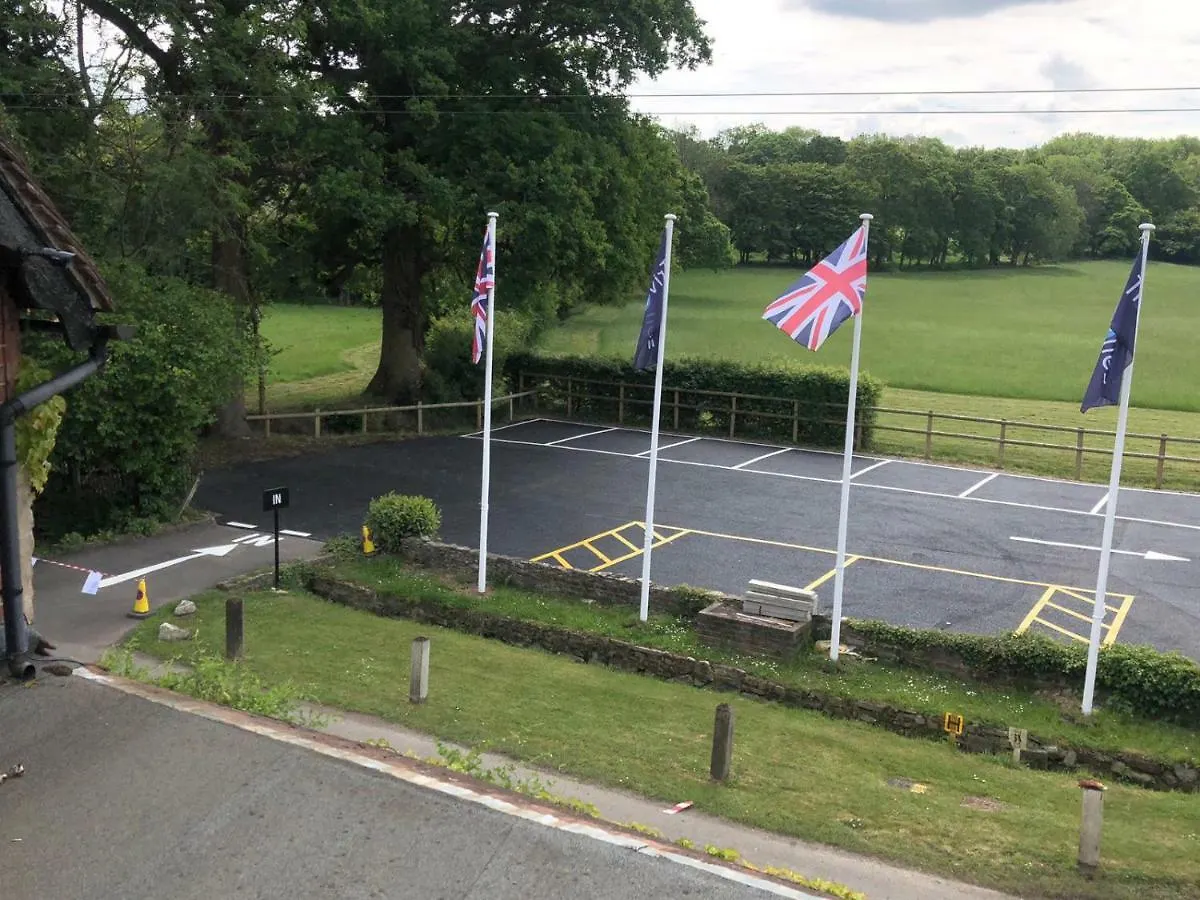 Trivelles Waterhall Country Gatwick Hotel & Airport Parking Crawley  Lantställe